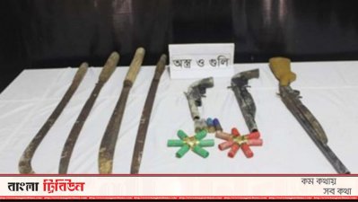 র&zwnj;্যাবের হাতে জলদস্যু নিহতের পর উদ্ধার হওয়া বিভিন্ন রকম অস্ত্র। (সৌজন্যে: র&zwnj;্যাব)