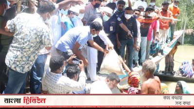 সরিষাবাড়ির দুর্গম চরে গিয়ে বন্যার্তদের মধ্যে ত্রাণ তুলে দেন তথ্য প্রতিমন্ত্রী ডা. মুরাদ হাসান।