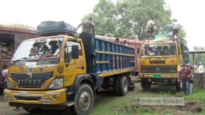 ট্রাকে লোড করা হচ্ছে আমদানি করা পেঁয়াজ।