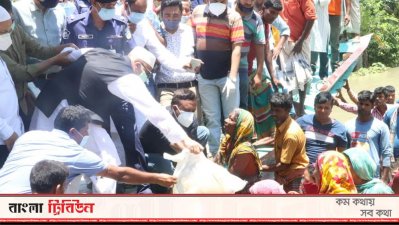 সরিষাবাড়ির দুর্গম চরে গিয়ে বন্যার্তদের মধ্যে ত্রাণ তুলে দেন তথ্য প্রতিমন্ত্রী ডা. মুরাদ হাসান।