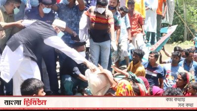সরিষাবাড়ির দুর্গম চরে গিয়ে বন্যার্তদের মধ্যে ত্রাণ তুলে দেন তথ্য প্রতিমন্ত্রী ডা. মুরাদ হাসান।