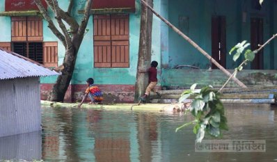 ঝুঁকিতে বানভাসি এলাকার শিশুরা