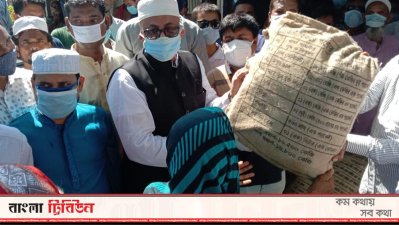 সরিষাবাড়ির দুর্গম চরে গিয়ে বন্যার্তদের মধ্যে ত্রাণ তুলে দেন তথ্য প্রতিমন্ত্রী ডা. মুরাদ হাসান।