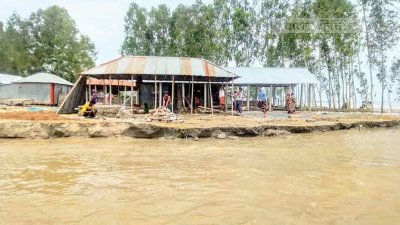ব্রহ্মপুত্রের যে রুদ্ররূপ তাতে পাড়ের এই বাড়িটি টিকবে কিনা কেউ জানে না।