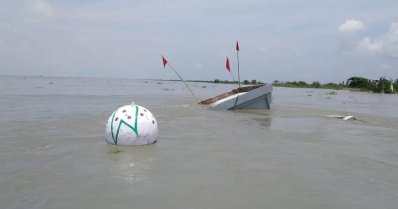 পদ্মায় বিলীন ভবনের পাশে দেওয়া হয়েছে বয়া