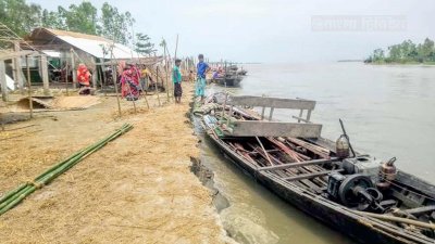 ব্রহ্মপুত্র তার রুদ্ররূপে সংহারী মূর্তি ধারণ করেছে। ভেঙে চুরমার করছে নদীতটের ঘরবাড়ি, ফসলি জমি।