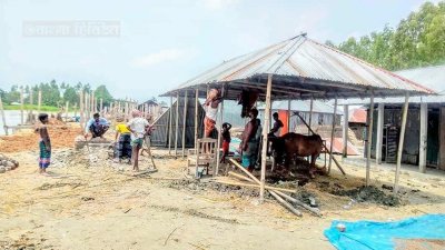 ব্রহ্মপুত্র পাড়ে এখন বন্যার পানি নেমে গেছে তবে ভাঙনের তীব্রতা বেড়েছে।