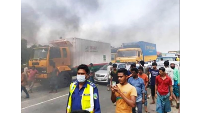 কুমিল্লায় বকেয়া বেতনের দাবিতে রাস্তা অবরোধ করে পাটকল শ্রমিকরা