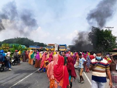 কুমিল্লায় পাটকল শ্রমিকদের সড়ক অবরোধ করে বিক্ষোভ