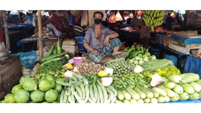সবজি নিয়ে ক্রেতার অপেক্ষায় এক বিক্রেতা
