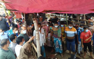হাট পরিদর্শন করেন মেয়র আতিকুল ইসলাম