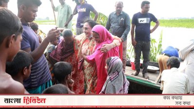 বন্যা কবলিত নারীদের জড়িয়ে ধরে কুশল বিনিময় করেন সংরক্ষিত আসনের এমপি হোসনে আরা।