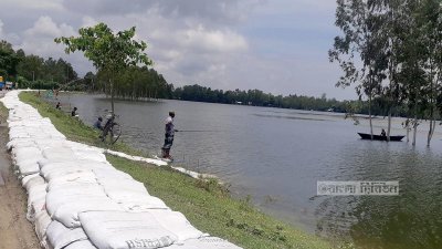 কোথাও কোথাও এমন বাঁধ ছুঁইছুঁই পানি। যমুনায় আরেকটু পানি বাড়লে প্লাবিত হবে গ্রামের অংশও।