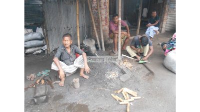নীলফামারীতে ফাঁকা কামারশালা, ক্রেতার দেখা নেই।
