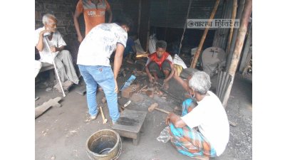 হঠাৎ একজন ক্রেতা এলে কামার তার কাজ করে দেন।