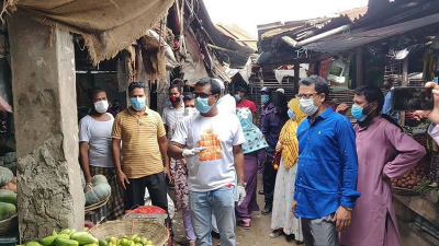 হিলিতে &lsquo;নো মাস্ক নো সেল&rsquo; কর্মসূচির প্রচারে পৌরমেয়র জামিল হোসেন চলন্ত।