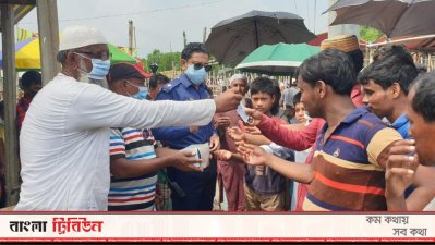ব্রাহ্মণবাড়িয়ার গরুর হাটে মাস্ক বিতরণ করছেন অতিরিক্ত পুলিশ সুপার আবু সাঈদ।