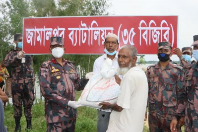 বিদ্যানন্দের পক্ষ থেকে ত্রাণ বিতরণ করছে বিজিবি