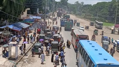 মহাসড়কে এলোপাতাড়ি গাড়ি রাখা