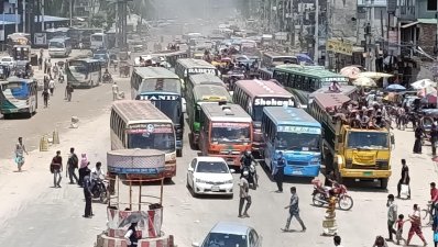 মহাসড়কে এলোপাতাড়ি গাড়ি রাখা