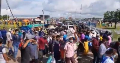 বিভিন্ন যানবাহন থেকে নেমে ফেরিতে ওঠার চেষ্টা করছে মানুষ