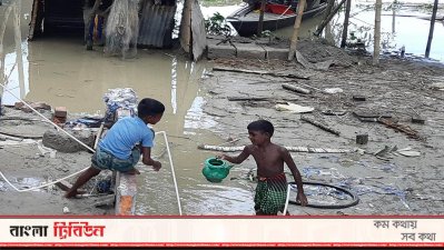নোংরা পানি নিয়ে খেলছে দুই শিশু