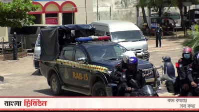 র‌্যাবের গাড়িতে করে নিয়ে যাওয়া হচ্ছে আসামিদের