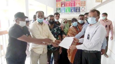 ঝালকাঠির জেলা প্রশাসকের কাছে লিখিতভাবে অনাস্থা দিচ্ছেন ইউপি সদস্যরা