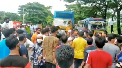 শ্রমিকদের বিক্ষোভ 