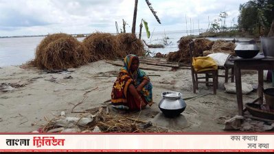 ঘরবাড়ি হারিয়ে নদী পাড়ে রান্না হচ্ছে