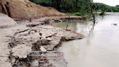 এমন ভাঙনেই ঝুঁকির মুখে বরিশাল বিমানবন্দর 