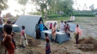 নিরাপদ আশ্রয়কেন্দ্রে মানুষ