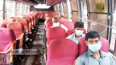 এক সিট ছেড়ে বসার নিয়ম মানা হচ্ছে বাসস্টপে। এটি একটি বাস ভরার মুহূর্ত। তবে ওঠার সময় হ্যান্ড স্যানিটাইজার দেওয়া হয় না। 