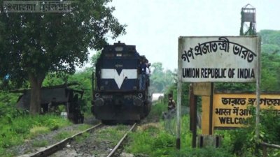 ভারত থেকে পণ্যবাহী ট্রেন বাংলাদেশে প্রবেশ করছে 