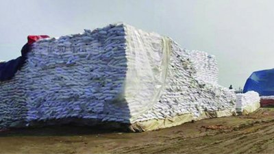 খোলা আকাশের নিচে নষ্ট হচ্ছে আমদানি করা সার