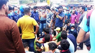 হামলার ঘটনায় শিক্ষক-শিক্ষার্থীদের প্রতিবাদ ও সড়ক অবরোধ