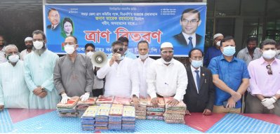 ত্রাণ বিতরণের সময় রুহুল কুদ্দুস তালুকদার দুলু&rsquo;সহ দলের অন্য নেতা-কর্মীরা 
