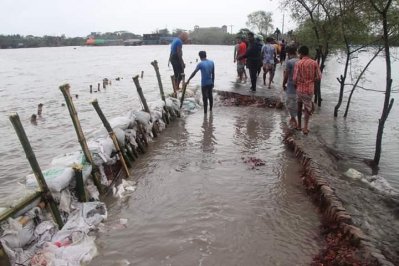 বাঁধ ভেঙে প্লাবিত সাতক্ষীরা উপকূল