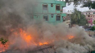 আগু‌নে পুড়‌লো পূরবী বা‌র্মিজ মা‌র্কেট