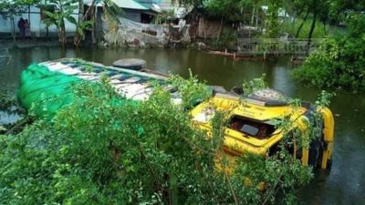 আশাশুনির চাল নিয়ে পথ ভুলে ট্রাক পাইকগাছার পুকুরে