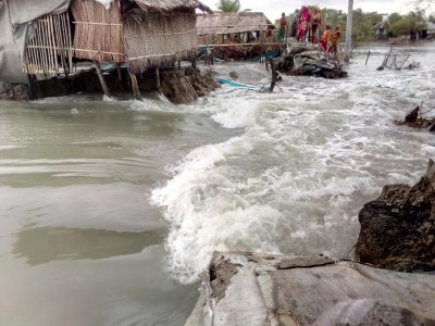 বাঁধ ভেঙে প্লাবিত সাতক্ষীরা উপকূল