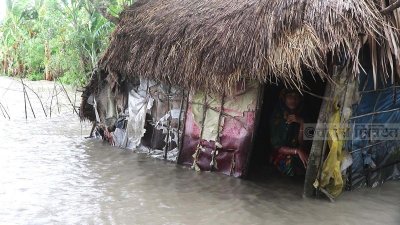 হাতিয়ায় বেড়িবাঁধ ভেঙে ২০ গ্রাম প্লাবিত, ১০ হাজার পরিবার পানিবন্দি