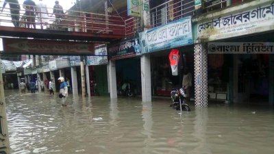 পানিতে তলিয়ে গেছে পৌর এলাকার দোকানপাট