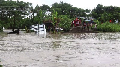 হাতিয়ায় বেড়িবাঁধ ভেঙে ২০ গ্রাম প্লাবিত, ১০ হাজার পরিবার পানিবন্দি