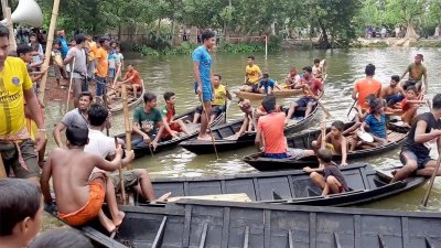 বন্যায় তলিয়ে যাওয়া স্কুলমাঠে চলছে ব্যতিক্রমী নৌকা বাইচ 