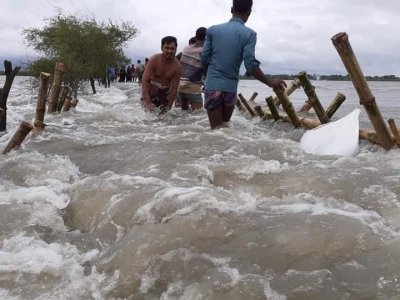 বাঁধ ভেঙে প্লাবিত সাতক্ষীরা উপকূল