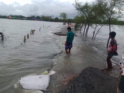 বাঁধ ভেঙে প্লাবিত সাতক্ষীরা উপকূল