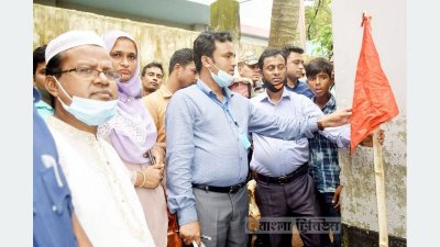 খাস জমি দখলমুক্ত করে পতাকা টানিয়ে দেয় প্রশাসন 