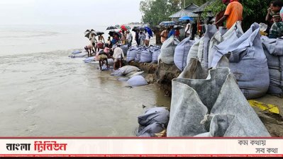 জিওব্যাগ ফেলে বাঁধ রক্ষার চেষ্টা করা হচ্ছে