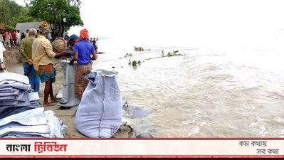 জিওব্যাগ ফেলে বাঁধ রক্ষার চেষ্টা করা হচ্ছে